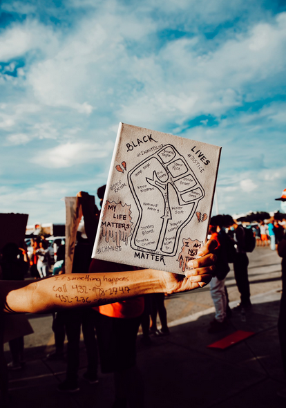 Logotip Otpora, ki se pojavlja na številnih protestih in skupina Black Lives Matter.